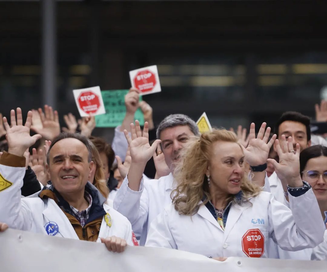 Concentración de médicos, en huelga desde el lunes para reclamar un estatuto propio, este miércoles en el Hospital Infanta Leonor en Madrid.EFE/ Javier Lizón