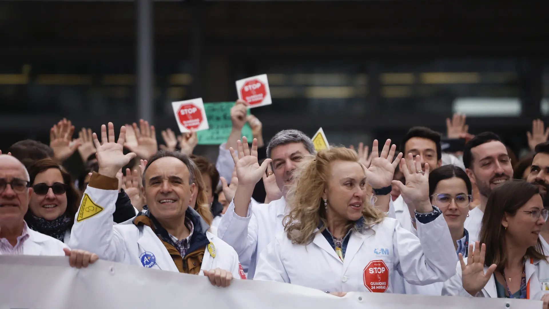 Concentración de médicos, en huelga desde el lunes para reclamar un estatuto propio, este miércoles en el Hospital Infanta Leonor en Madrid.EFE/ Javier Lizón