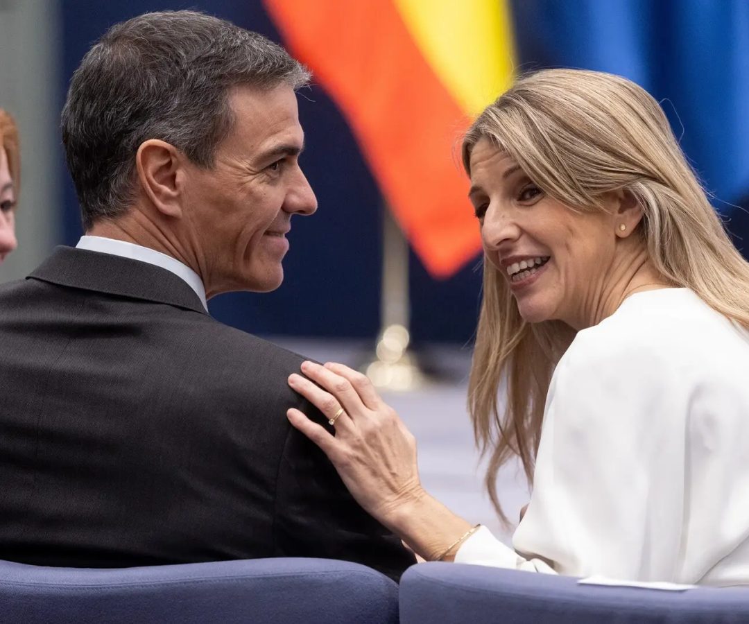 El presidente del Gobierno, Pedro Sánchez,  y la vicepresidenta segunda y ministra de Trabajo y Economía Social, Yolanda Díaz, durante el acto de la firma del acuerdo para la subida del salario mínimo interprofesional (SMI) para 2026.Eduardo Parra - Europa Press