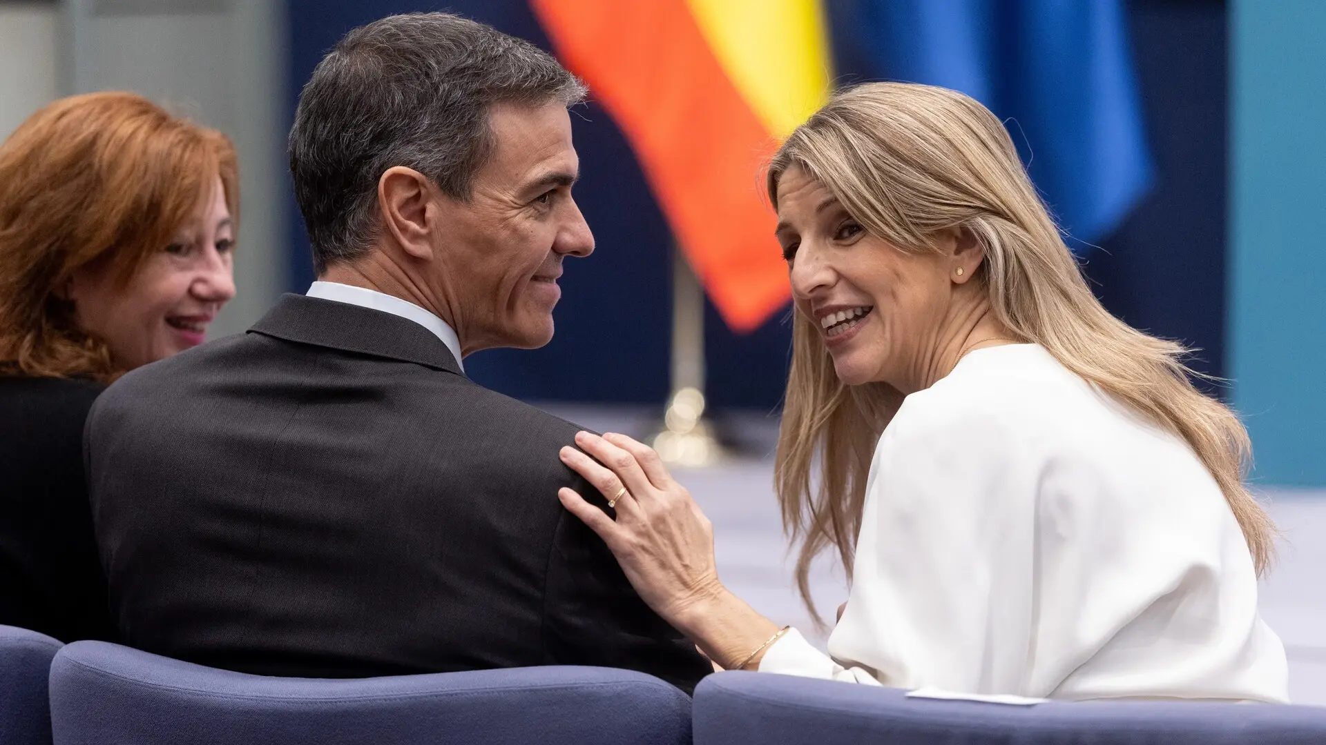 El presidente del Gobierno, Pedro Sánchez,  y la vicepresidenta segunda y ministra de Trabajo y Economía Social, Yolanda Díaz, durante el acto de la firma del acuerdo para la subida del salario mínimo interprofesional (SMI) para 2026.Eduardo Parra - Europa Press