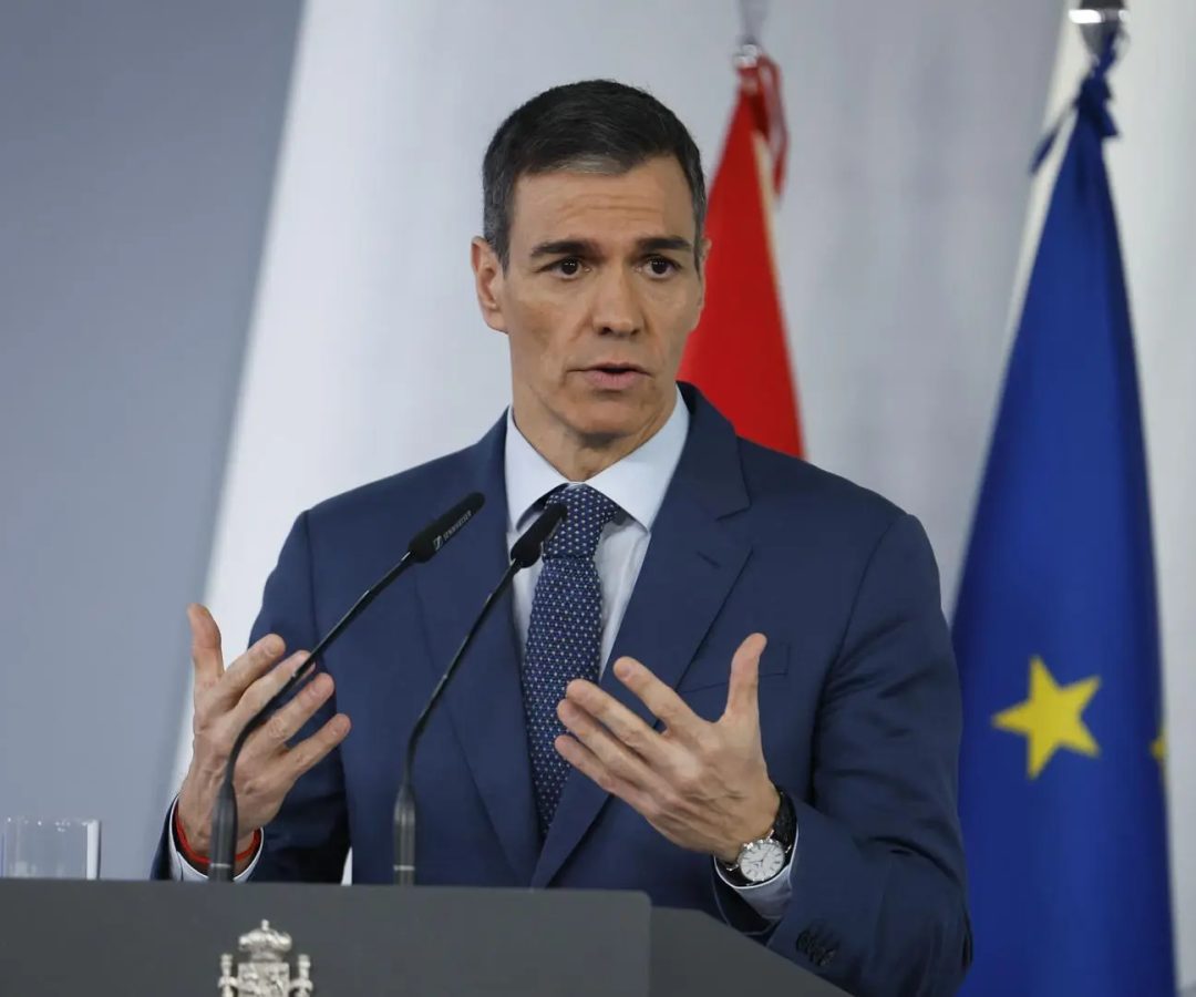 El presidente del Gobierno, Pedro Sánchez, durante su comparecencia este viernes para explicar el plan anticrisis.Javier Lizón