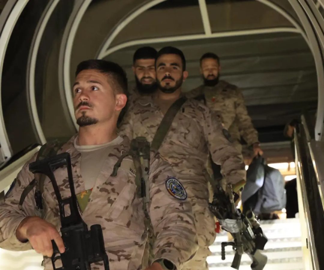 Algunos de los militares españoles evacuados de Irak, a su llegada a Torrejón.Ministerio de Defensa