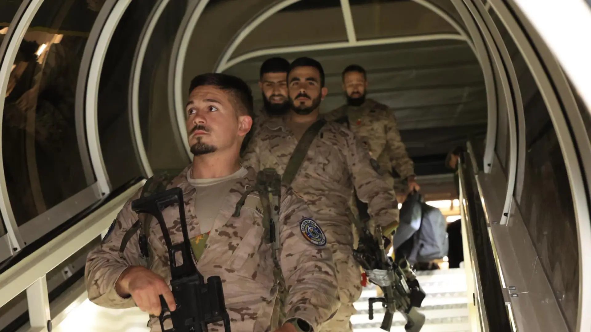 Algunos de los militares españoles evacuados de Irak, a su llegada a Torrejón.Ministerio de Defensa