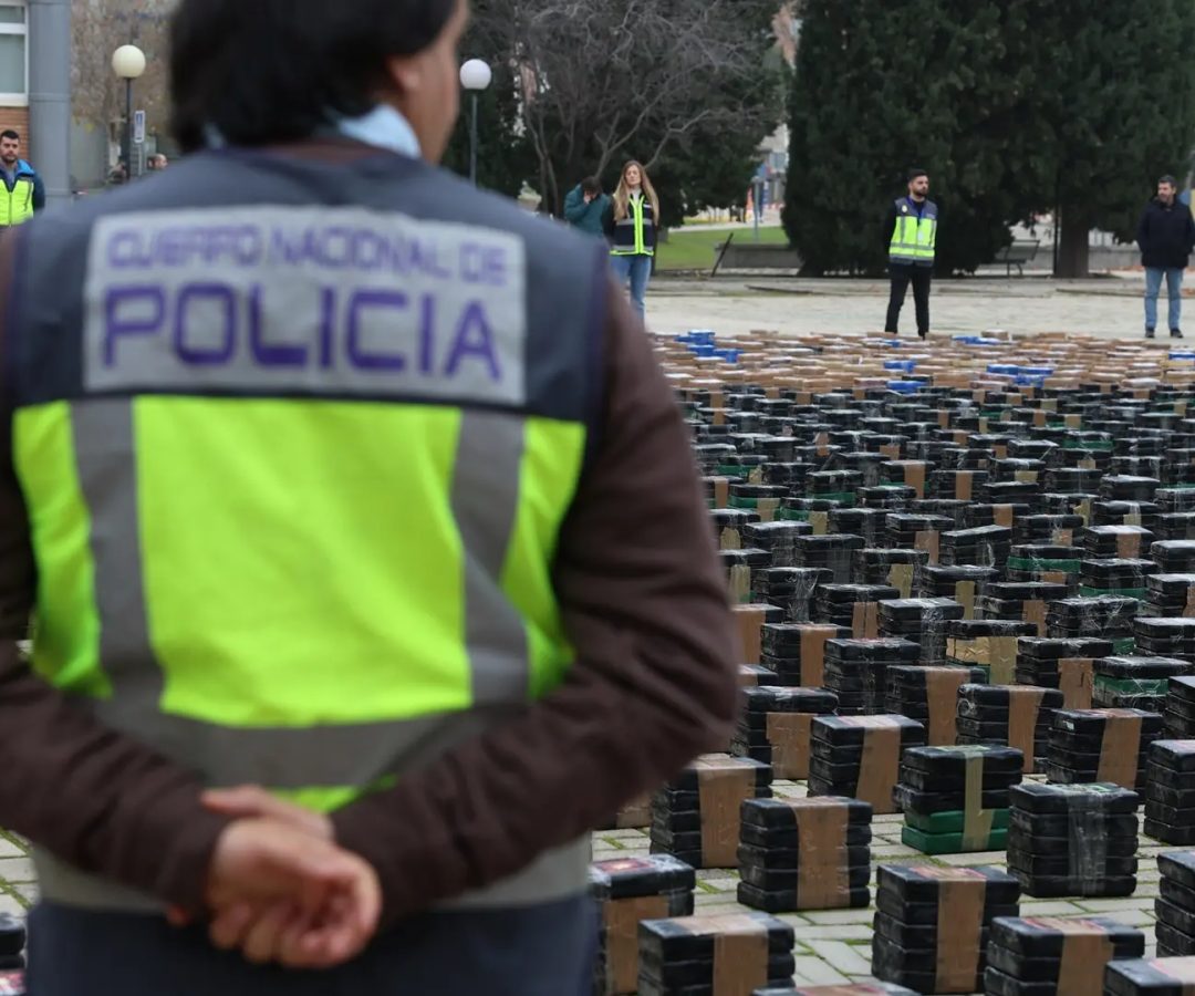 Varios agentes de policía muestran el alijo incautado en un operativo contra el tráfico de drogas en el Complejo Policial de Canillas.Europa Press