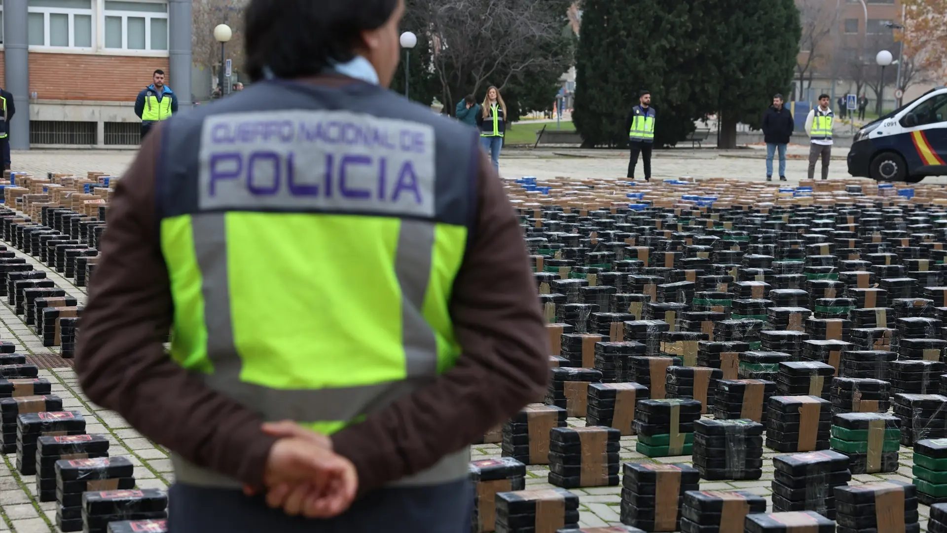Varios agentes de policía muestran el alijo incautado en un operativo contra el tráfico de drogas en el Complejo Policial de Canillas.Europa Press
