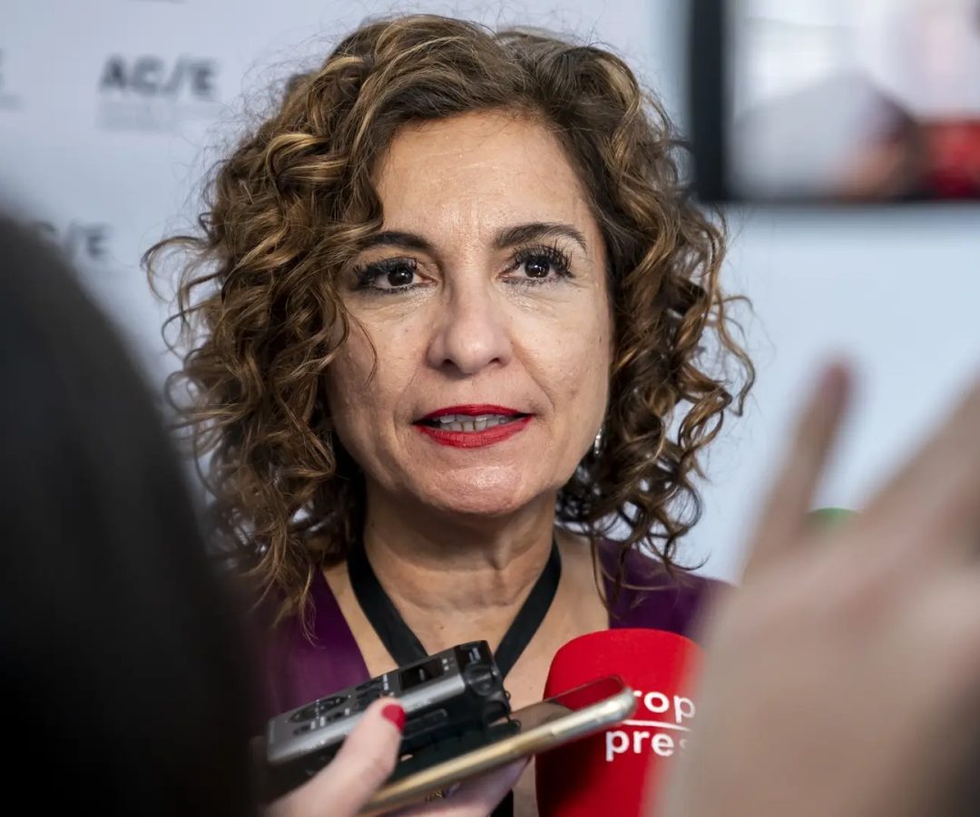 La ministra de Hacienda y Función Pública, María Jesús Montero, atiende a los medios.Europa Press