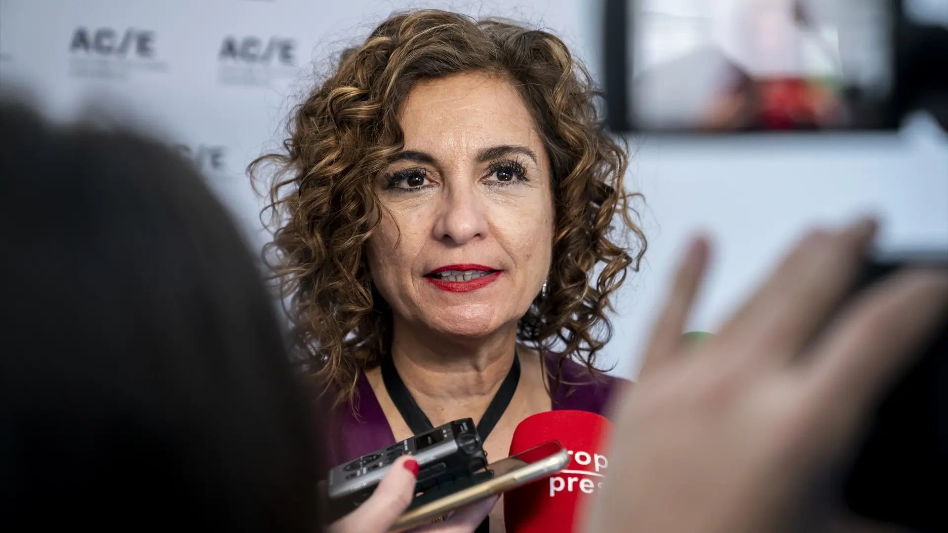 La ministra de Hacienda y Función Pública, María Jesús Montero, atiende a los medios.Europa Press