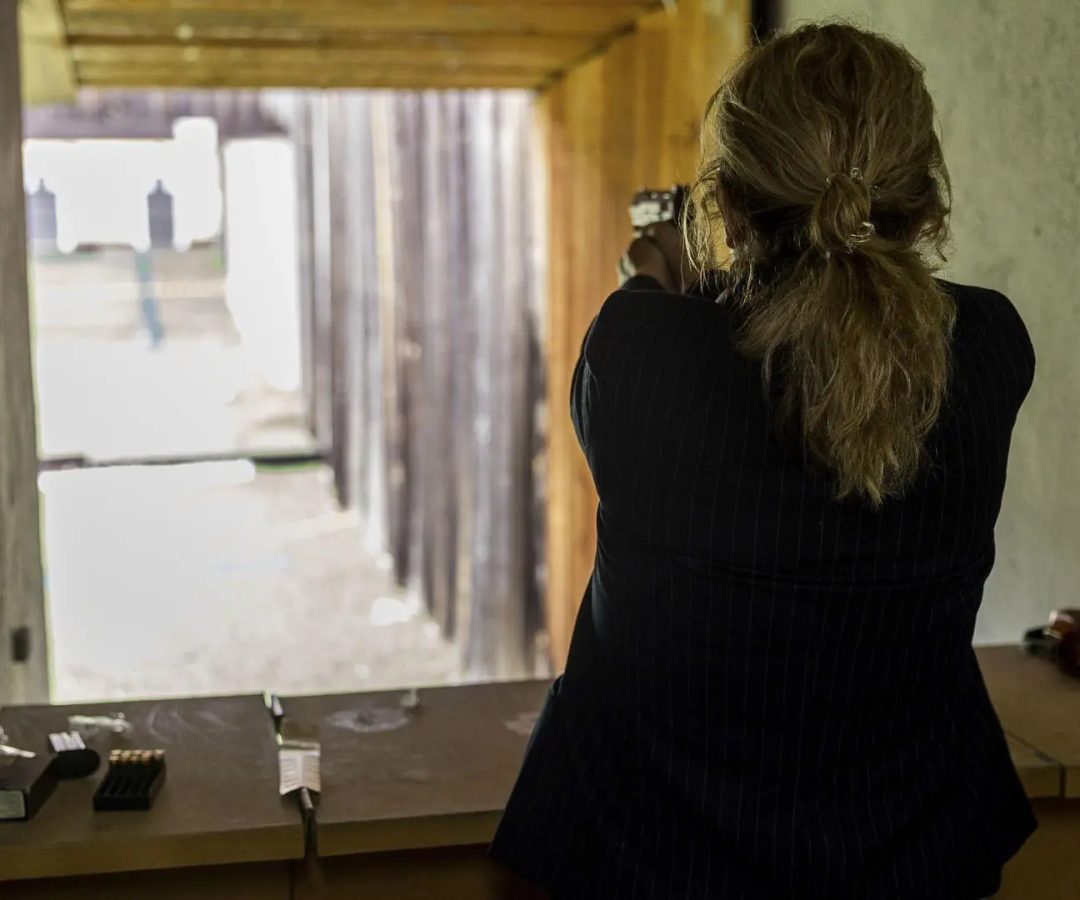 Una aspirante a obtener una licencia de armas se somete a un prueba de tiro en las instalaciones de la Federación de Tiro Olímpico de Castilla-La Mancha.EFE