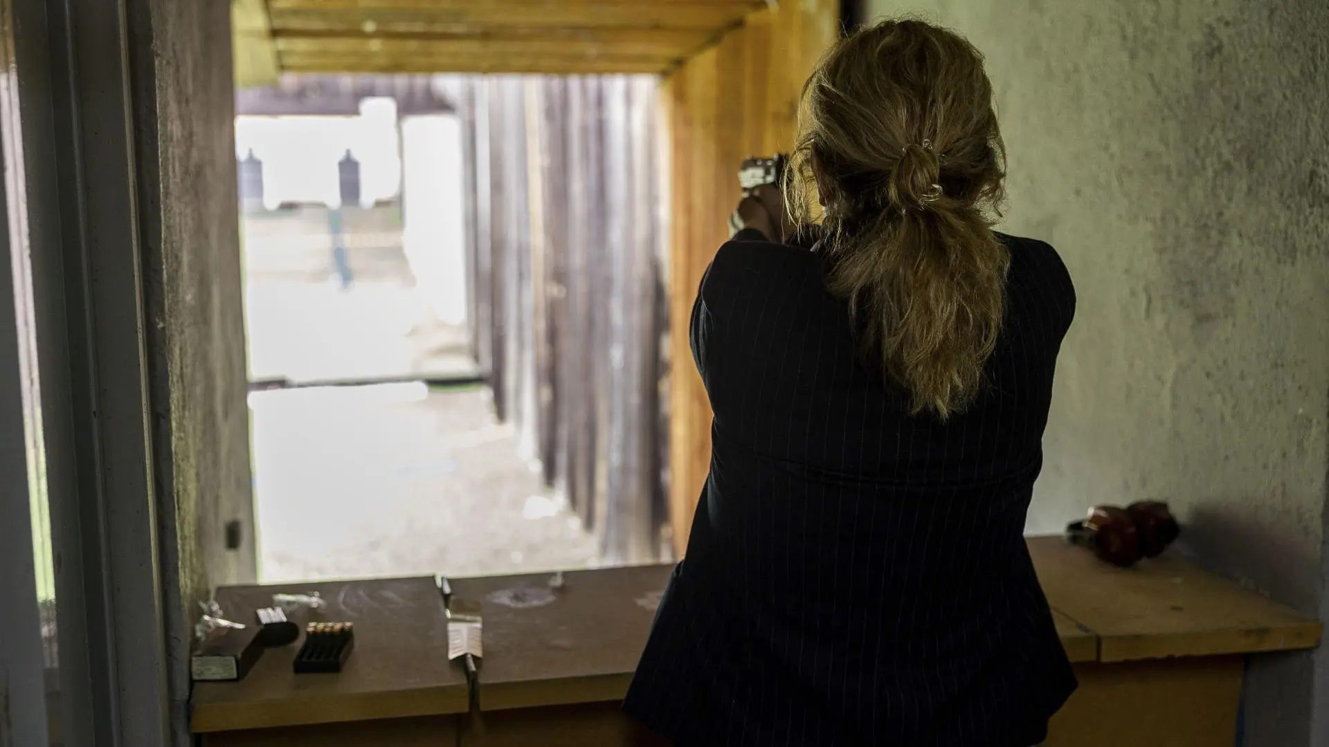 Una aspirante a obtener una licencia de armas se somete a un prueba de tiro en las instalaciones de la Federación de Tiro Olímpico de Castilla-La Mancha.EFE