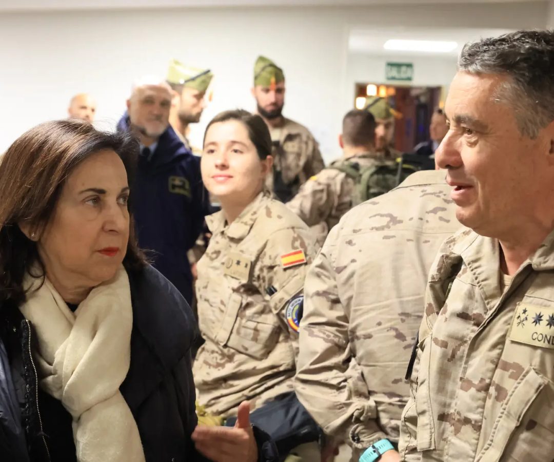 La ministra de Defensa, Margarita Robles, en la base aérea de Torrejón de Ardoz (Madrid) el pasado fin de semana, cuando recibió a los 205 militares españoles evacuados de Irak por la guerra en Irán.Marco Antonio Romero
