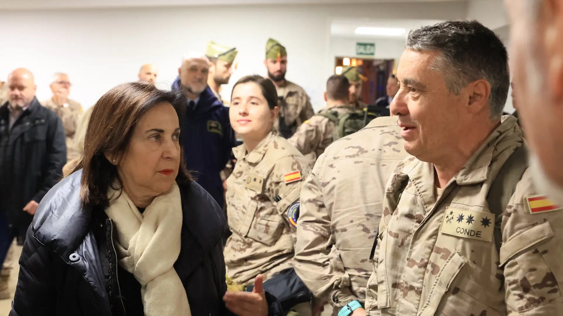 La ministra de Defensa, Margarita Robles, en la base aérea de Torrejón de Ardoz (Madrid) el pasado fin de semana, cuando recibió a los 205 militares españoles evacuados de Irak por la guerra en Irán.Marco Antonio Romero