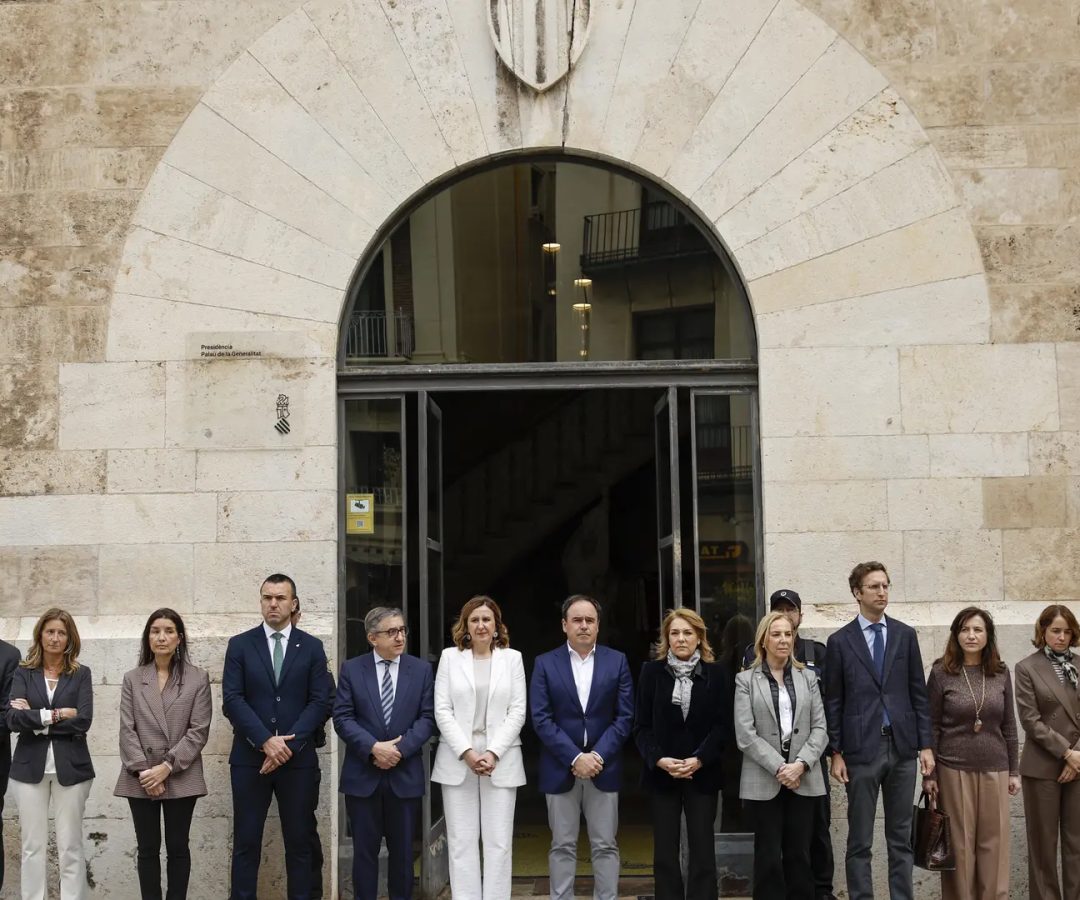 El presidente valenciano, Juanfran Pérez Llorca (c), preside el minuto de silencio guardado este lunes por el asesinato de la pequeña Ainhara de tres años en Torrevieja.EFE