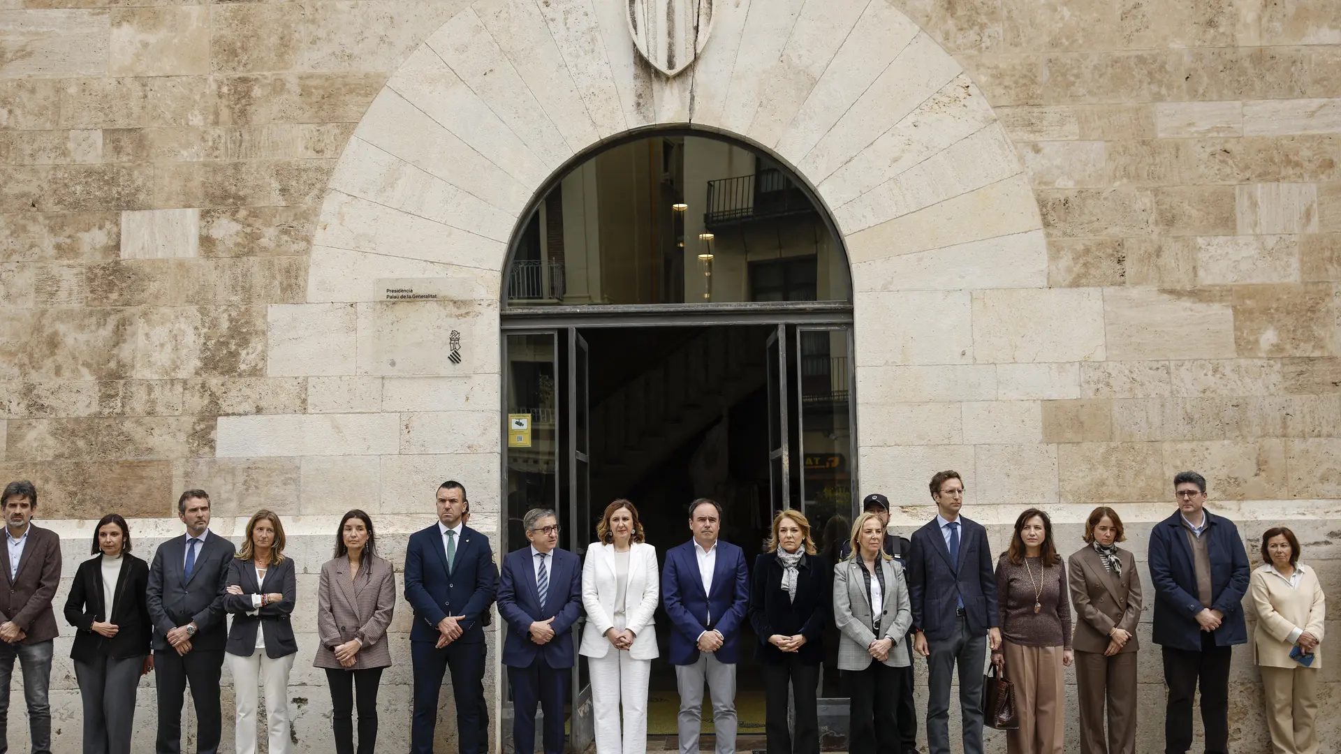 El presidente valenciano, Juanfran Pérez Llorca (c), preside el minuto de silencio guardado este lunes por el asesinato de la pequeña Ainhara de tres años en Torrevieja.EFE