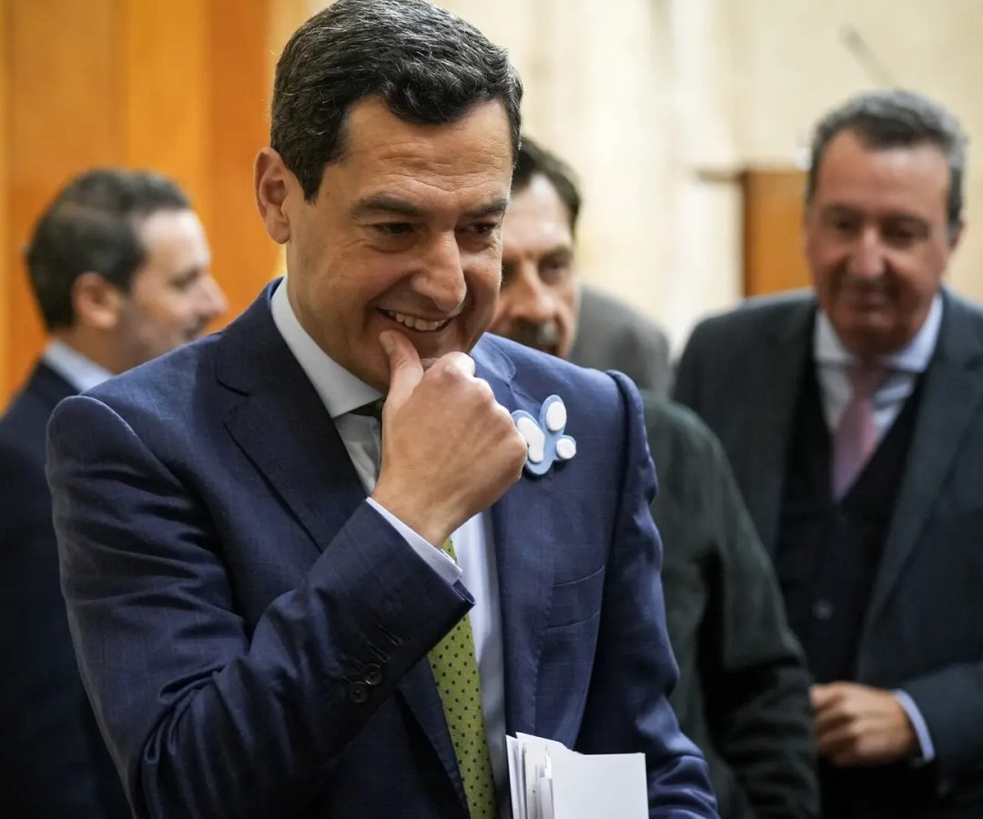 El presidente de la Junta de Andalucía, Juanma Moreno, tras finalizar la sesión de control en el pleno del Parlamento andaluz.&nbsp;María José López - Europa Press