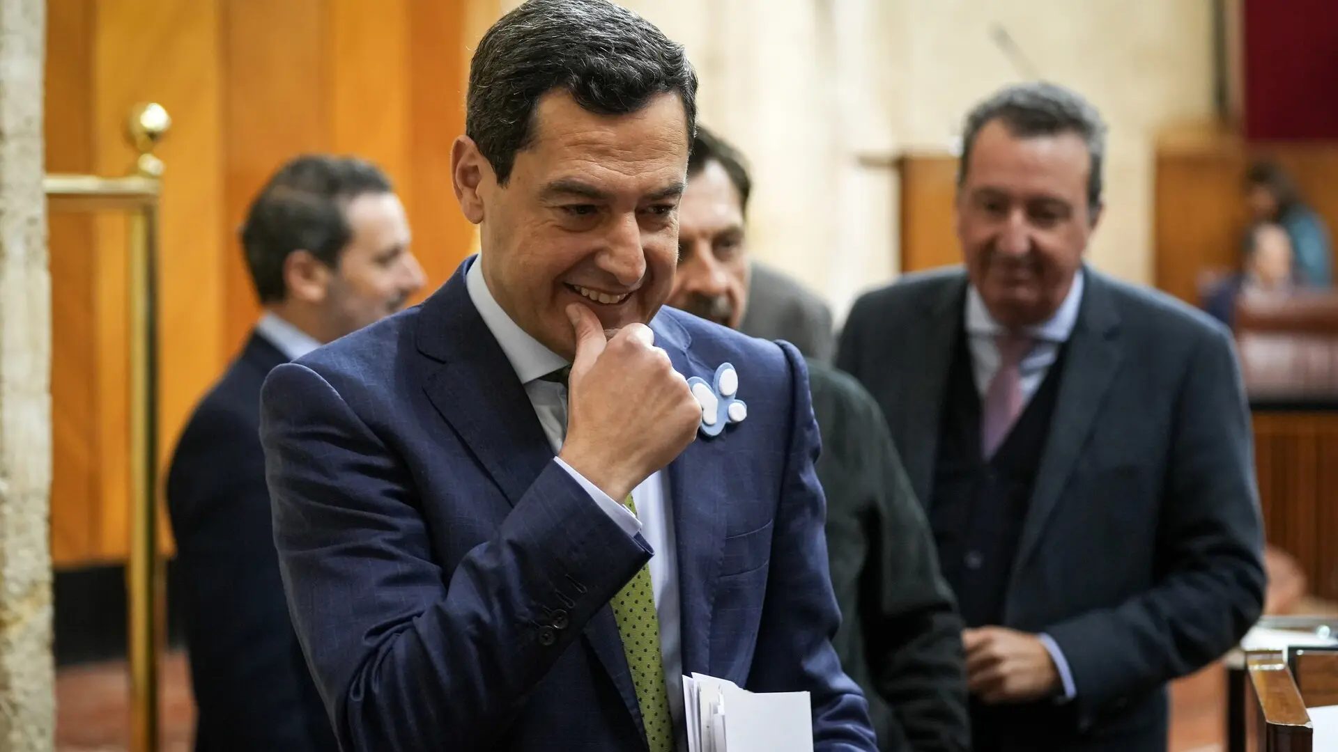 El presidente de la Junta de Andalucía, Juanma Moreno, tras finalizar la sesión de control en el pleno del Parlamento andaluz.&nbsp;María José López - Europa Press