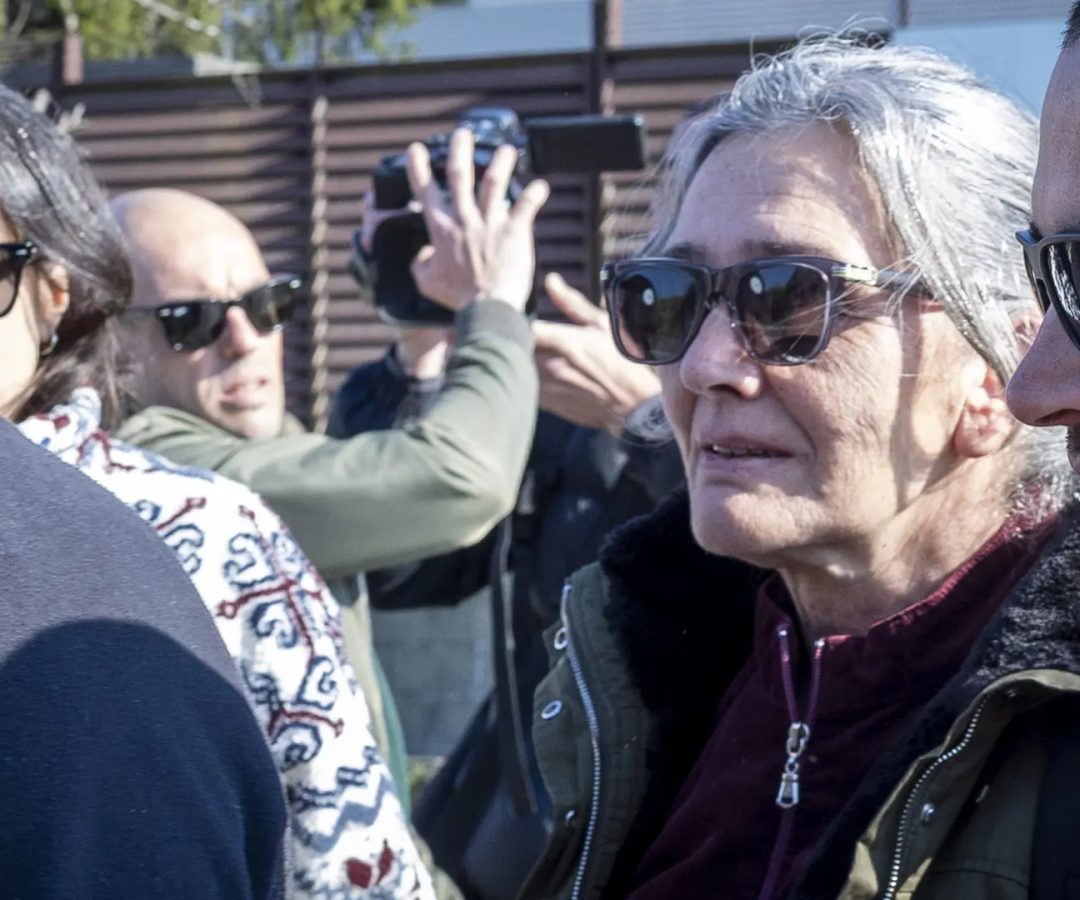 La exjefa de ETA Soledad Iparraguirre, 'Anboto', a la salida de la cárcel de Martutene.Javier Etxezarreta / EFE