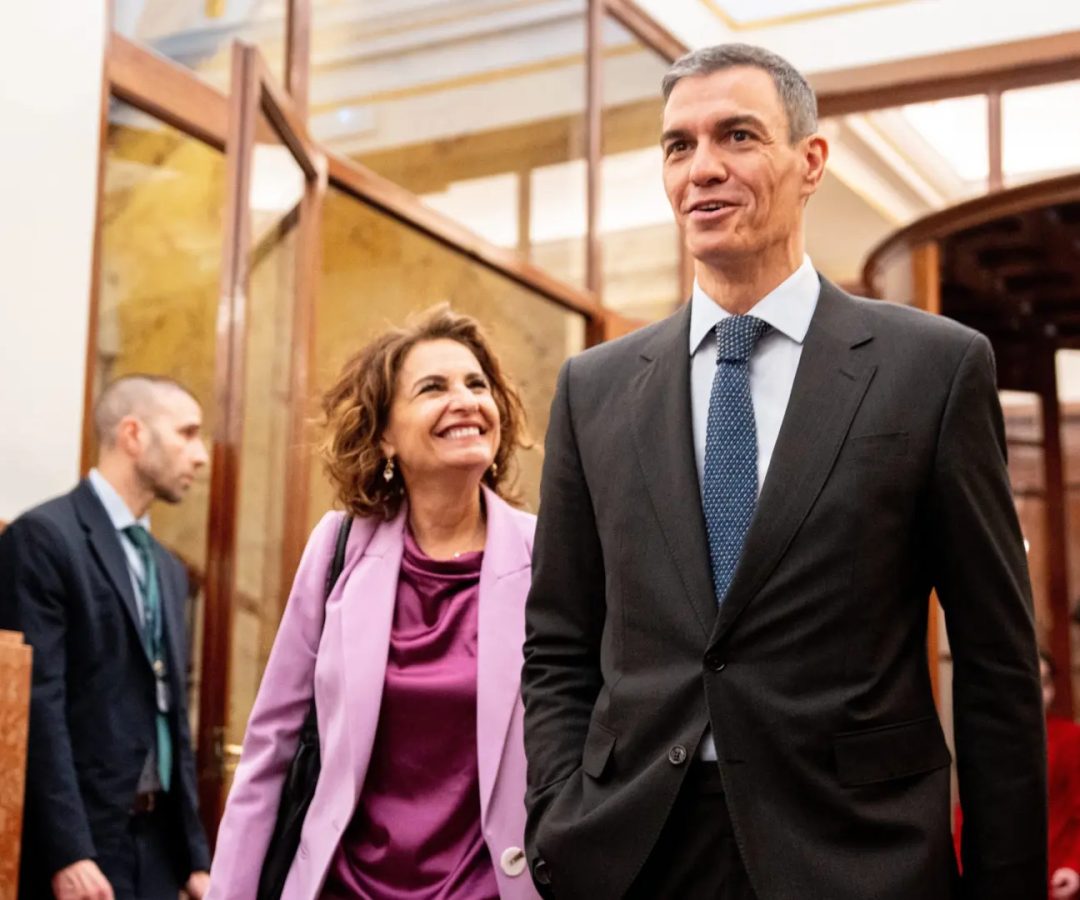 La ya exvicepresidenta primera y exministra de Hacienda, María Jesús Montero, y el presidente del Gobierno, Pedro Sánchez, en el Congreso de los Diputados, en una imagen de archivo.Gabriel Luengas / EP