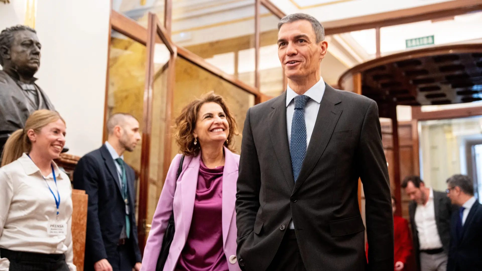 La ya exvicepresidenta primera y exministra de Hacienda, María Jesús Montero, y el presidente del Gobierno, Pedro Sánchez, en el Congreso de los Diputados, en una imagen de archivo.Gabriel Luengas / EP