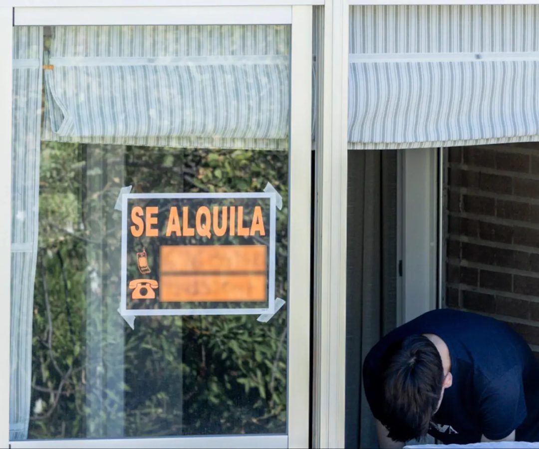 Un cartel que anuncia que se alquila una vivienda, a 16 de septiembre de 2025, en Madrid (España).Ricardo Rubio / Europa Press