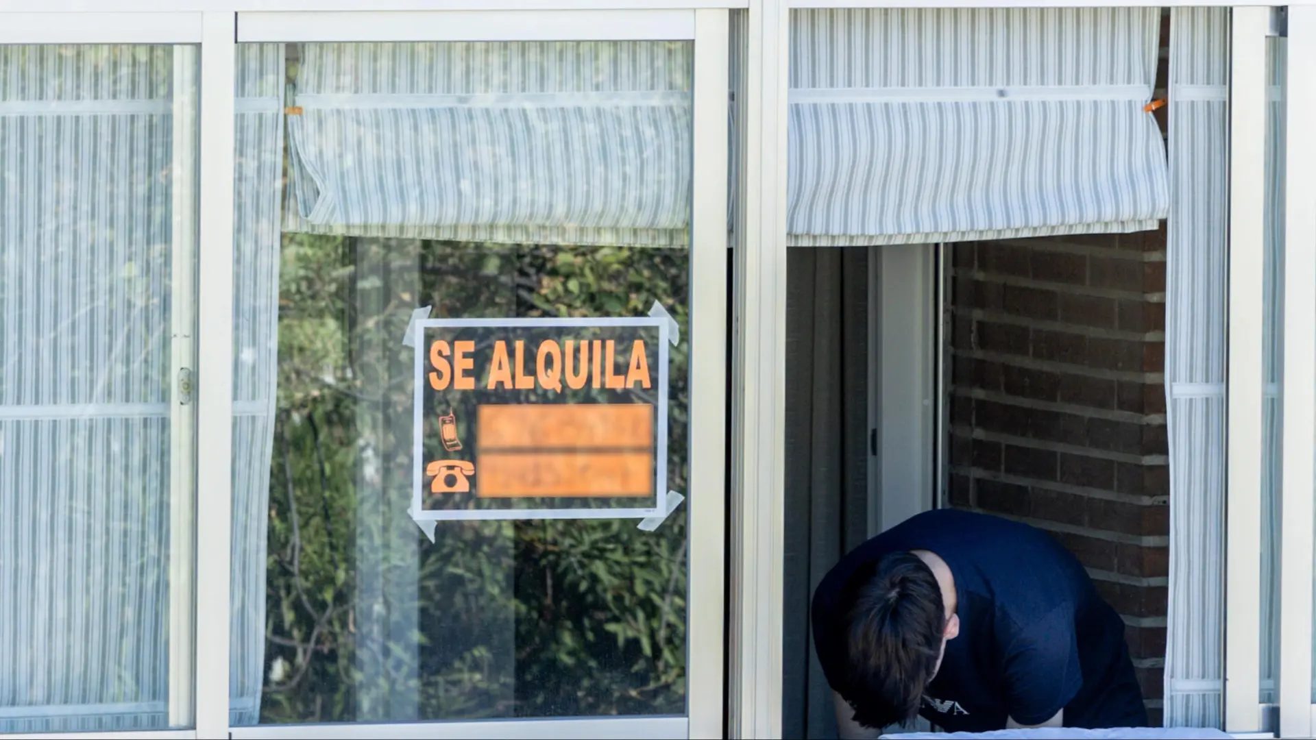 Un cartel que anuncia que se alquila una vivienda, a 16 de septiembre de 2025, en Madrid (España).Ricardo Rubio / Europa Press