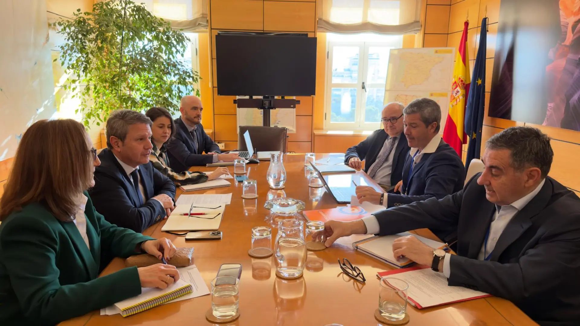 Reunión este viernes entre el secretario de Estado de Transportes, José Antonio Santano, y los representnates de la Confederación Española de Tranposrte de Mercancías.Ministerio de Transportes y Movilidad Sostenible.