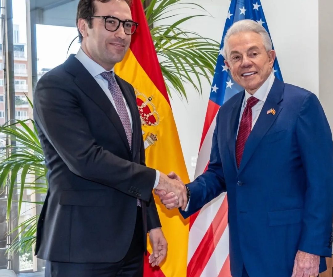 Carlos Cuerpo, con el embajador de Estados Unidos en España y Andorra, Benjamín León.GOBIERNO DE ESPAÑA