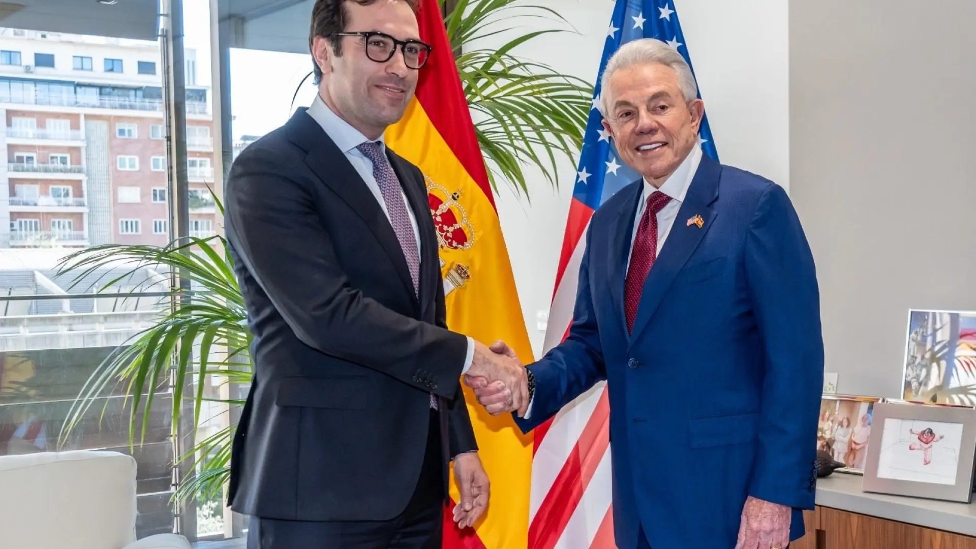 Carlos Cuerpo, con el embajador de Estados Unidos en España y Andorra, Benjamín León.GOBIERNO DE ESPAÑA