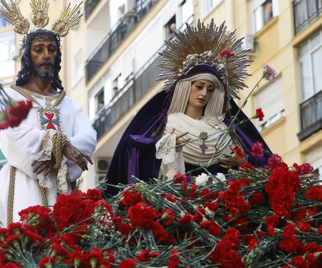 Jesús Cautivo y la Virgen de la Trinidad, durante su traslado al Hospital Civil de Málaga, el Sábado de Pasión.&nbsp;EFE - Jorge Zapata
