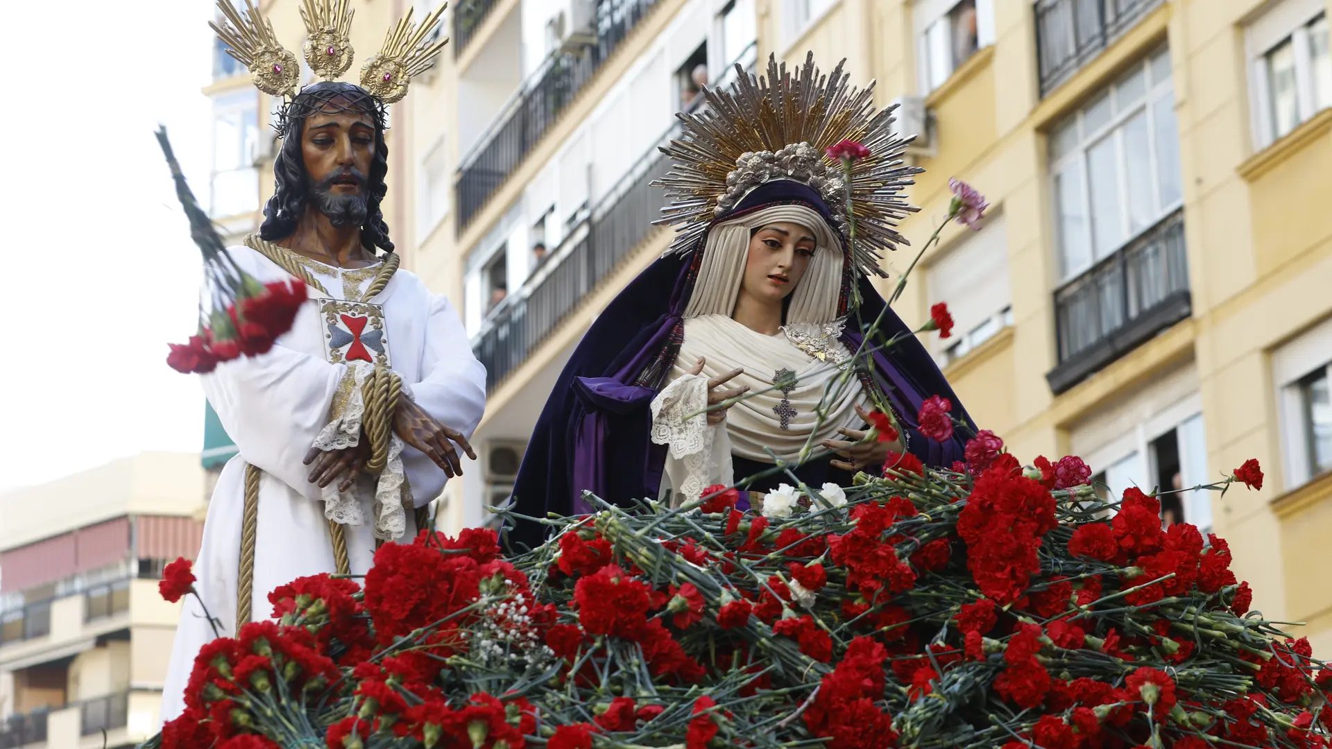 Jesús Cautivo y la Virgen de la Trinidad, durante su traslado al Hospital Civil de Málaga, el Sábado de Pasión.&nbsp;EFE - Jorge Zapata