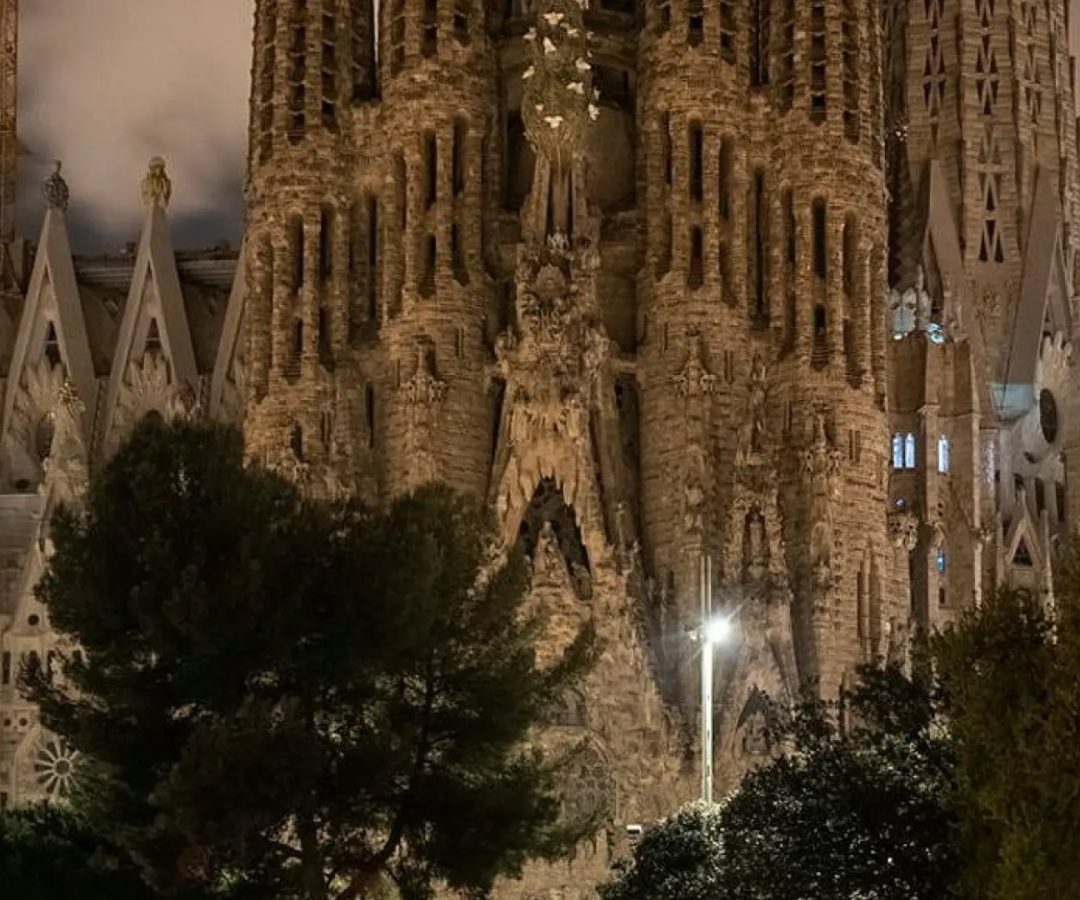 La Sagrada Familia, a oscuras por la Hora del Planeta.X