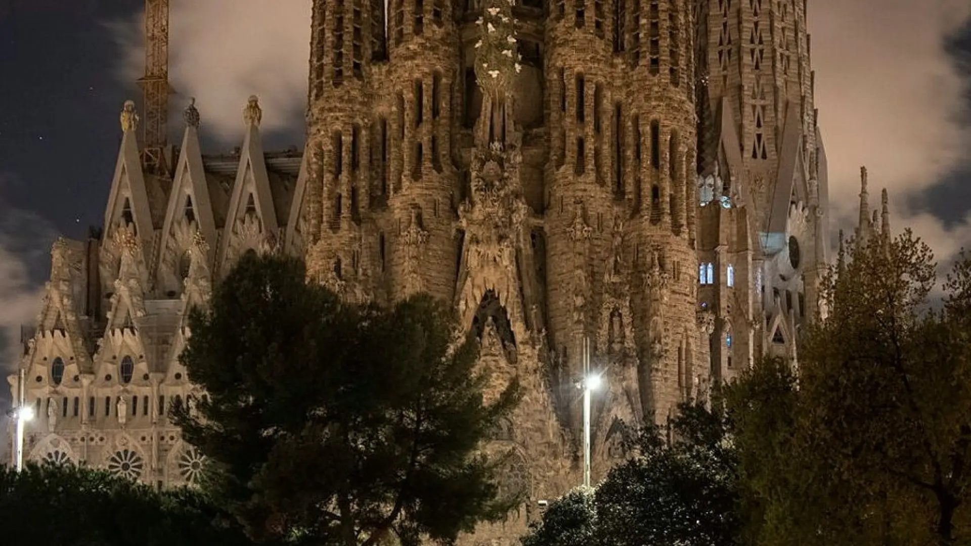La Sagrada Familia, a oscuras por la Hora del Planeta.X