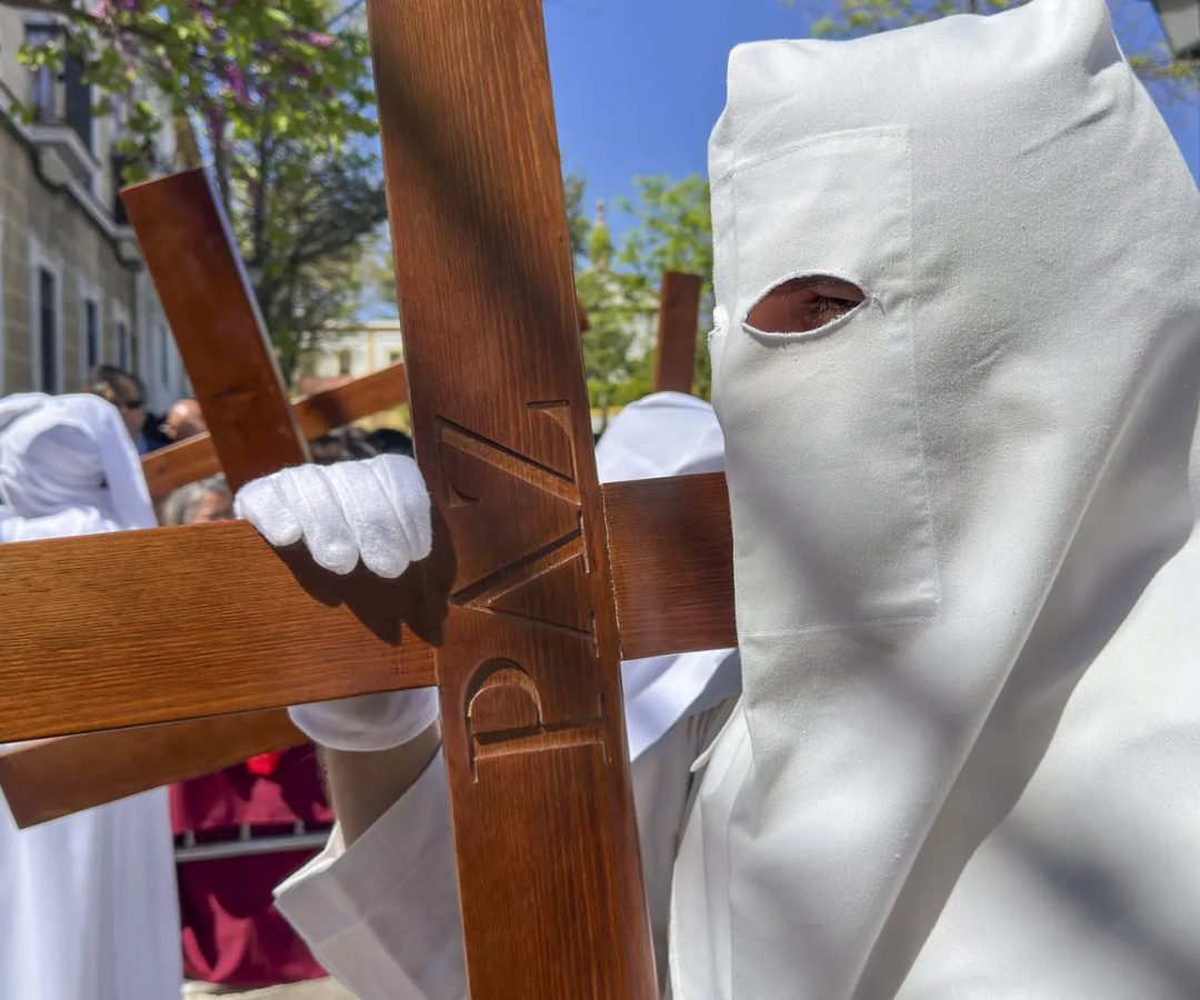 Salida de la Hermandad de La Paz de Sevilla. EFE/David ArjonaDavid Arjona