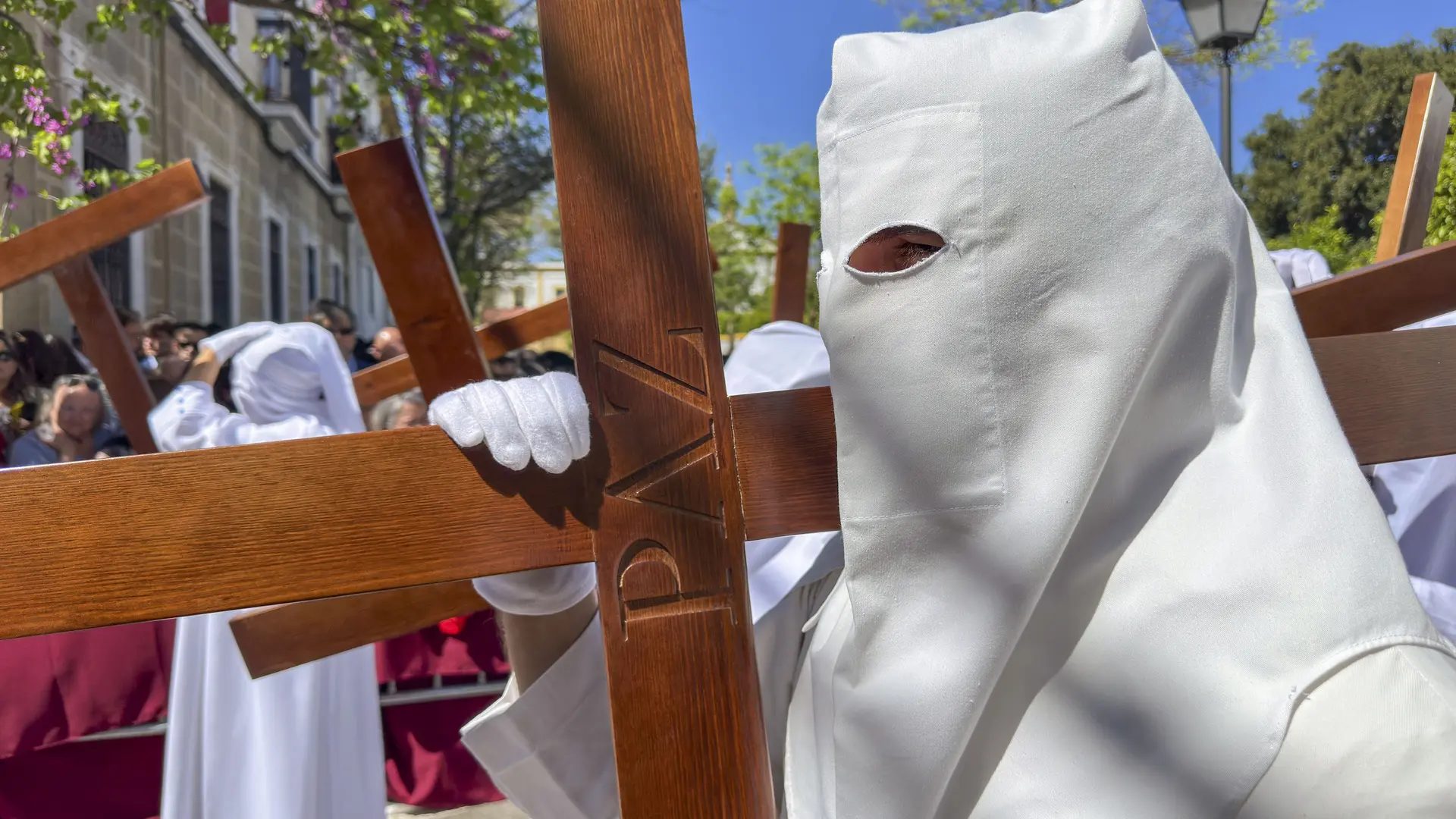 Salida de la Hermandad de La Paz de Sevilla. EFE/David ArjonaDavid Arjona