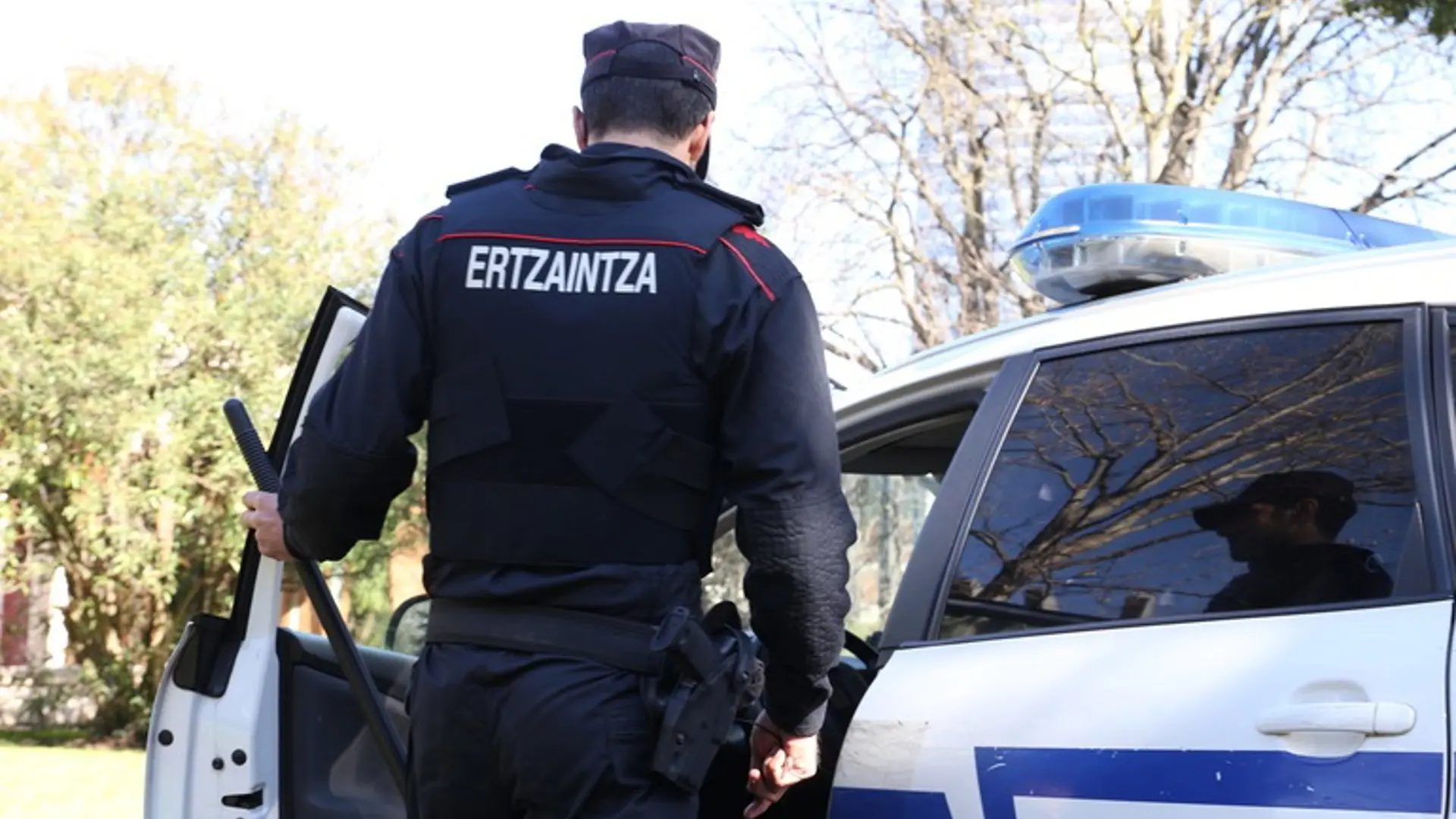 Agente de la Ertzaintza, en una imagen de archivoEuropa Press