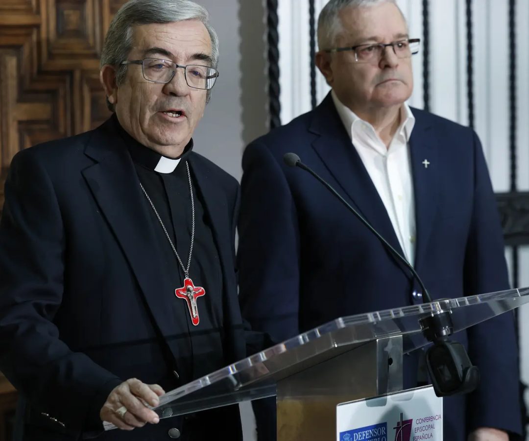 El presidente de la Conferencia Episcopal, Luis Argüello interviene tras la firma.EFE