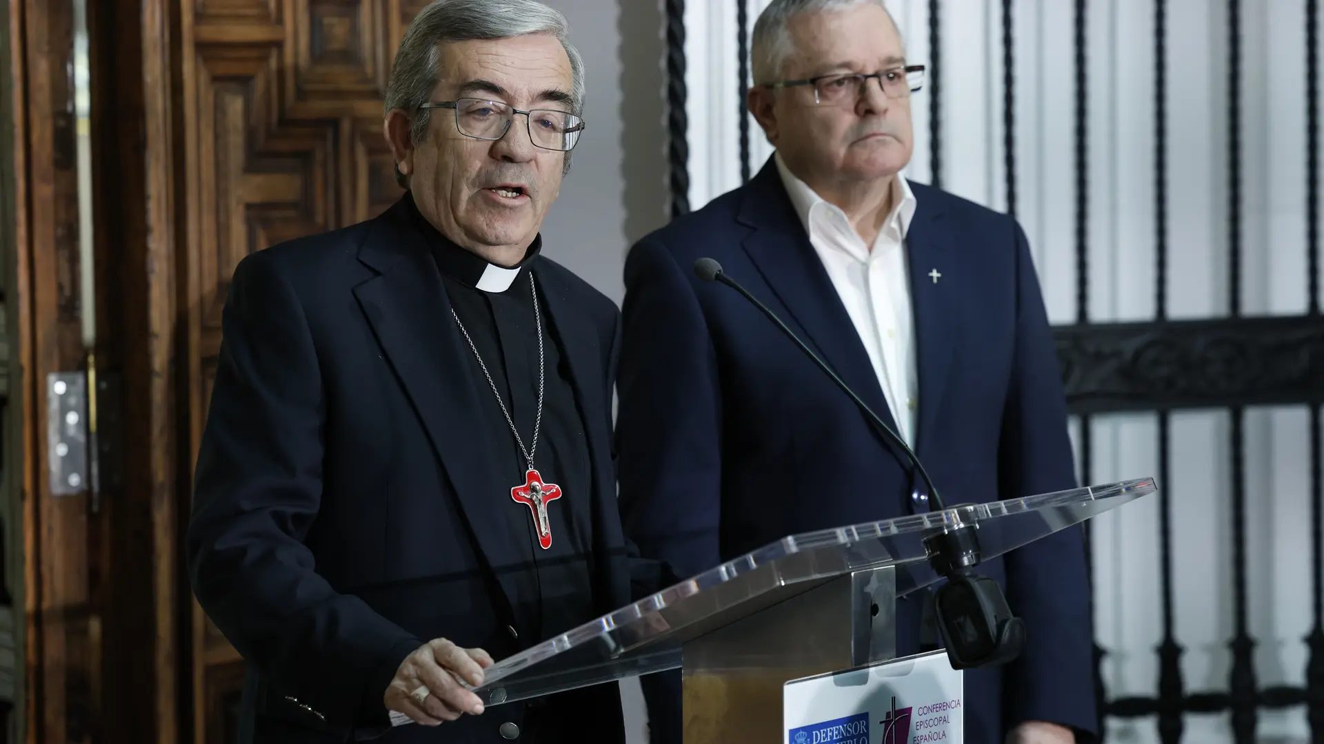 El presidente de la Conferencia Episcopal, Luis Argüello interviene tras la firma.EFE