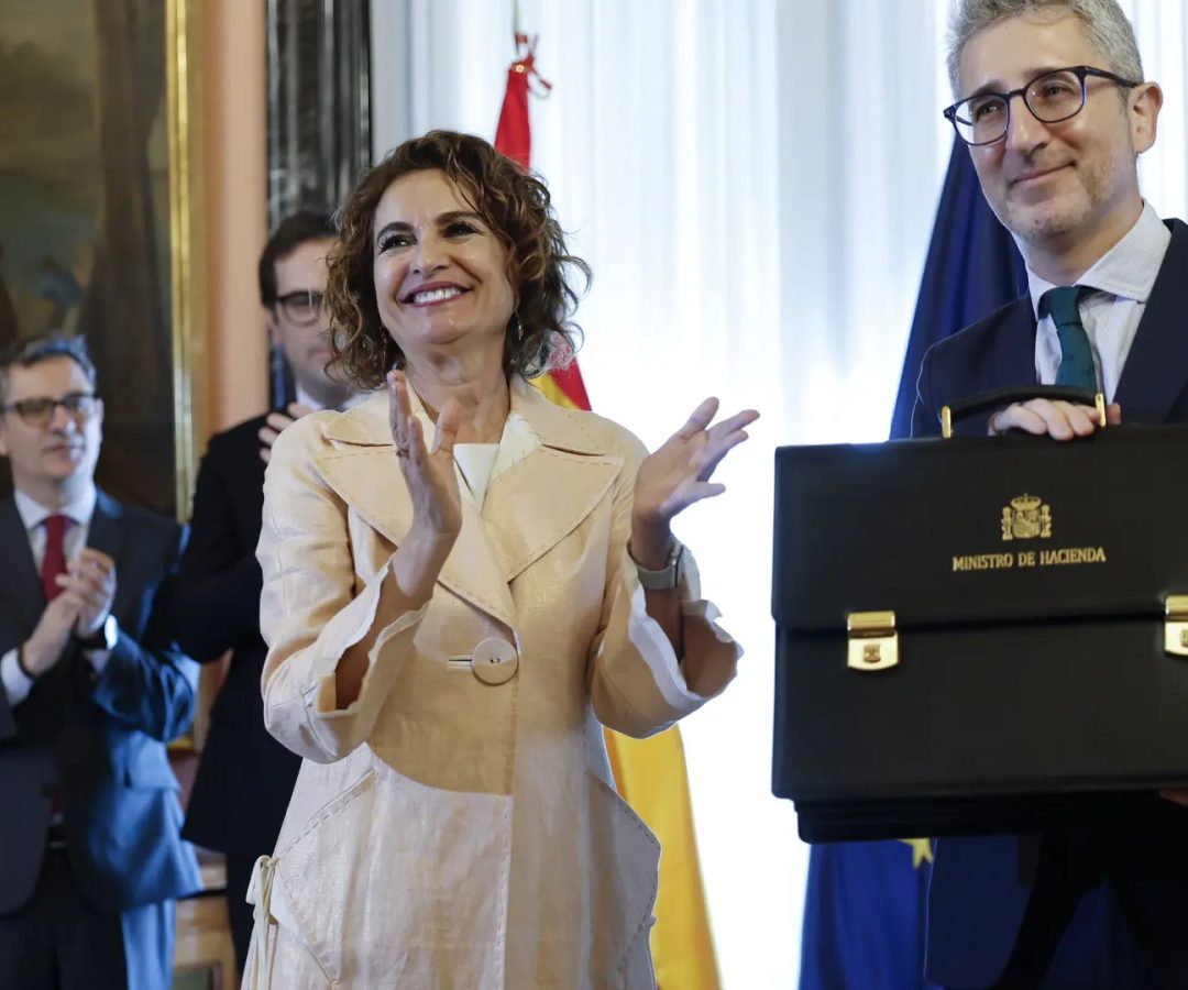 El nuevo ministro de Hacienda, Arcadi España, recibe el viernes pasado la cartera de su predecesora, María Jesús Montero.Mariscal