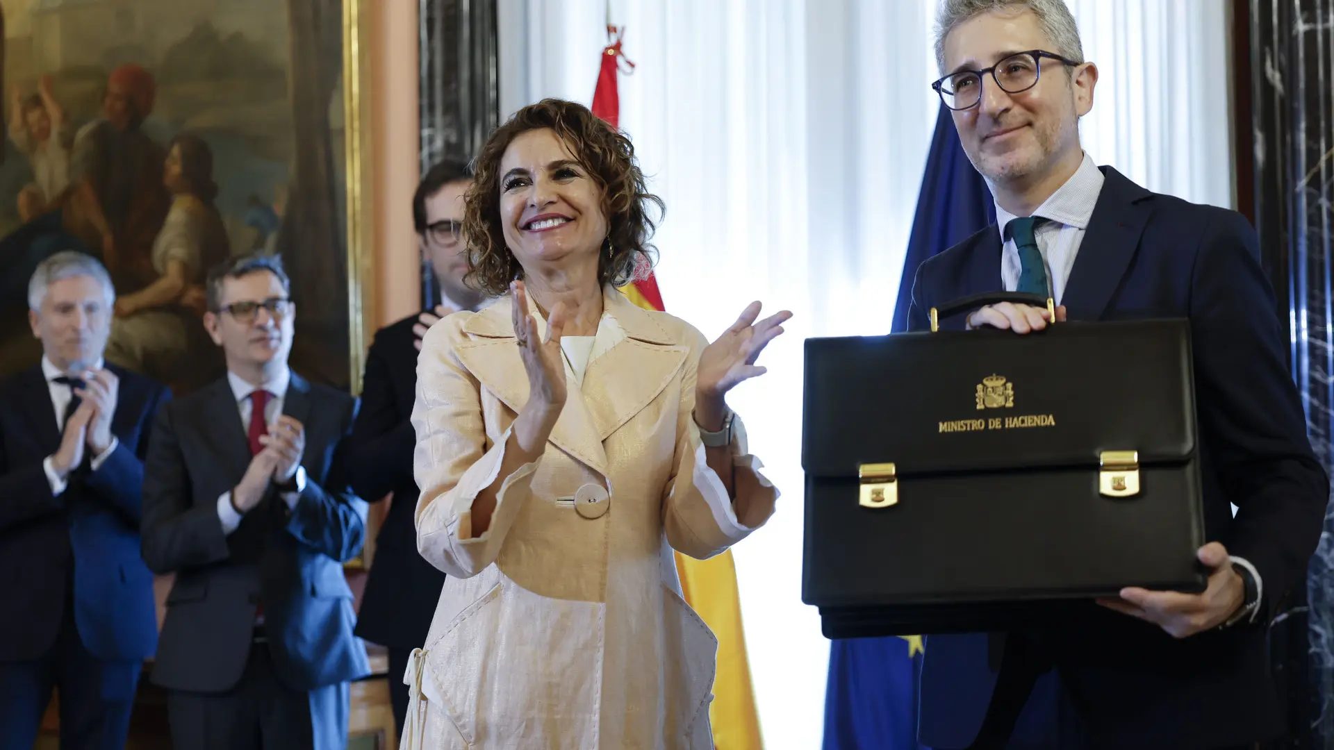 El nuevo ministro de Hacienda, Arcadi España, recibe el viernes pasado la cartera de su predecesora, María Jesús Montero.Mariscal