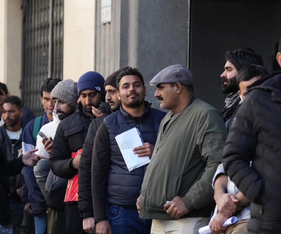 &nbsp;Largas colas para acogerse al nuevo proceso de regularización de migrantes, ante el Consulado de Pakistán en Barcelona, a 30 de enero de 2026, en Barcelona, Cataluña (España).David Zorrakino - Europa Press