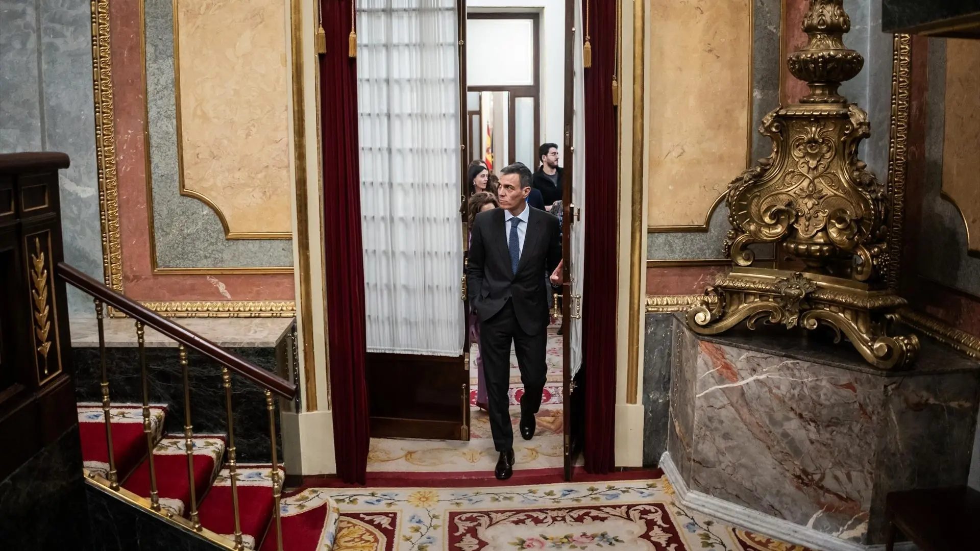 El presidente del Gobierno, Pedro Sánchez, a su salida de una sesión plenaria, en el Congreso de los Diputados.César Vallejo