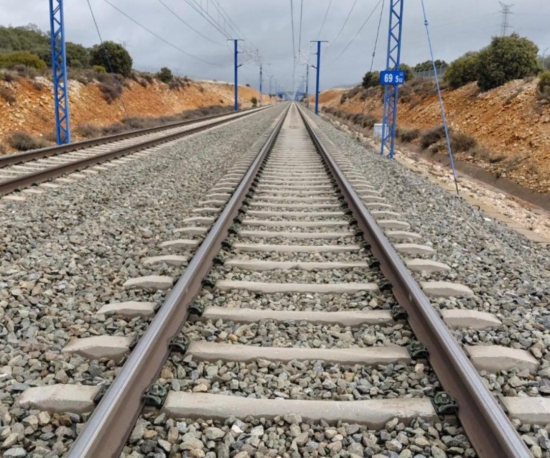 Una imagen de las traviesas y el balastro de la LAV Madrid-Barcelona.Ministerio de Transportes y Movilidad Sostenible.