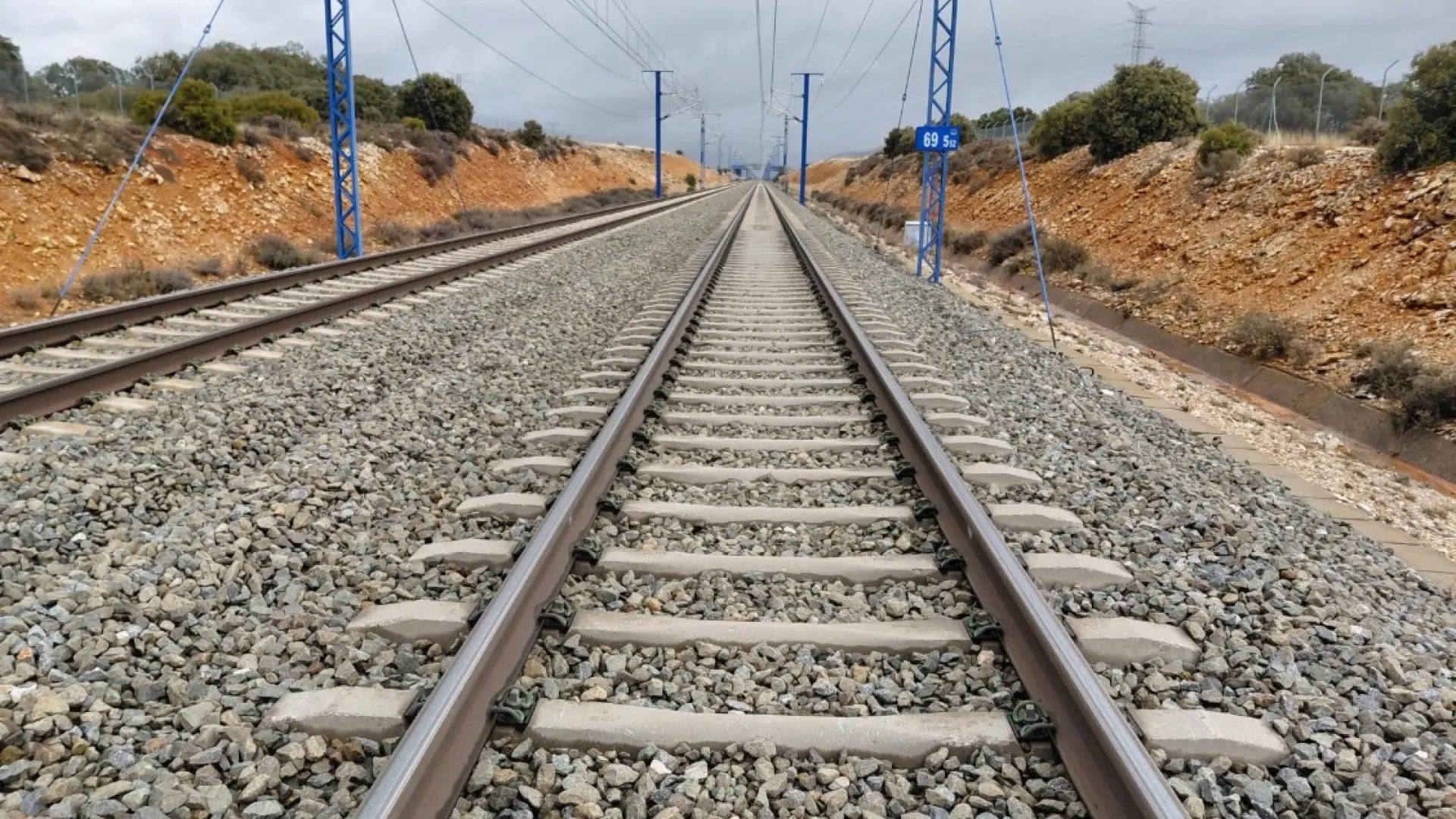 Una imagen de las traviesas y el balastro de la LAV Madrid-Barcelona.Ministerio de Transportes y Movilidad Sostenible.