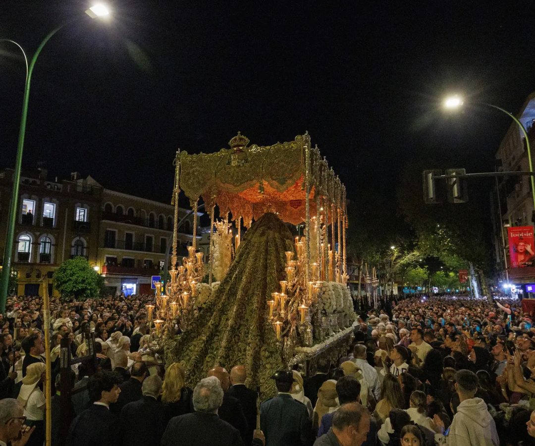 El paso de la Esperanza Macarena en Sevilla, rodeada de miles de fieles tras abandonar su Basílica para iniciar su estación de penitencia.Julio Muñoz