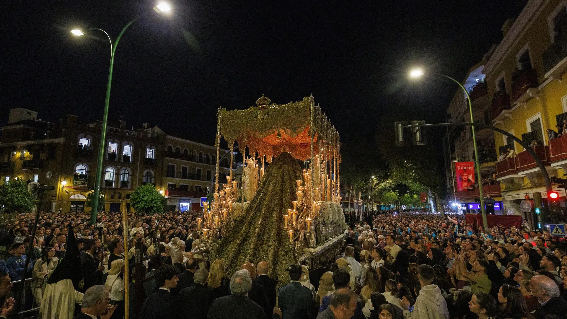 El paso de la Esperanza Macarena en Sevilla, rodeada de miles de fieles tras abandonar su Basílica para iniciar su estación de penitencia.Julio Muñoz