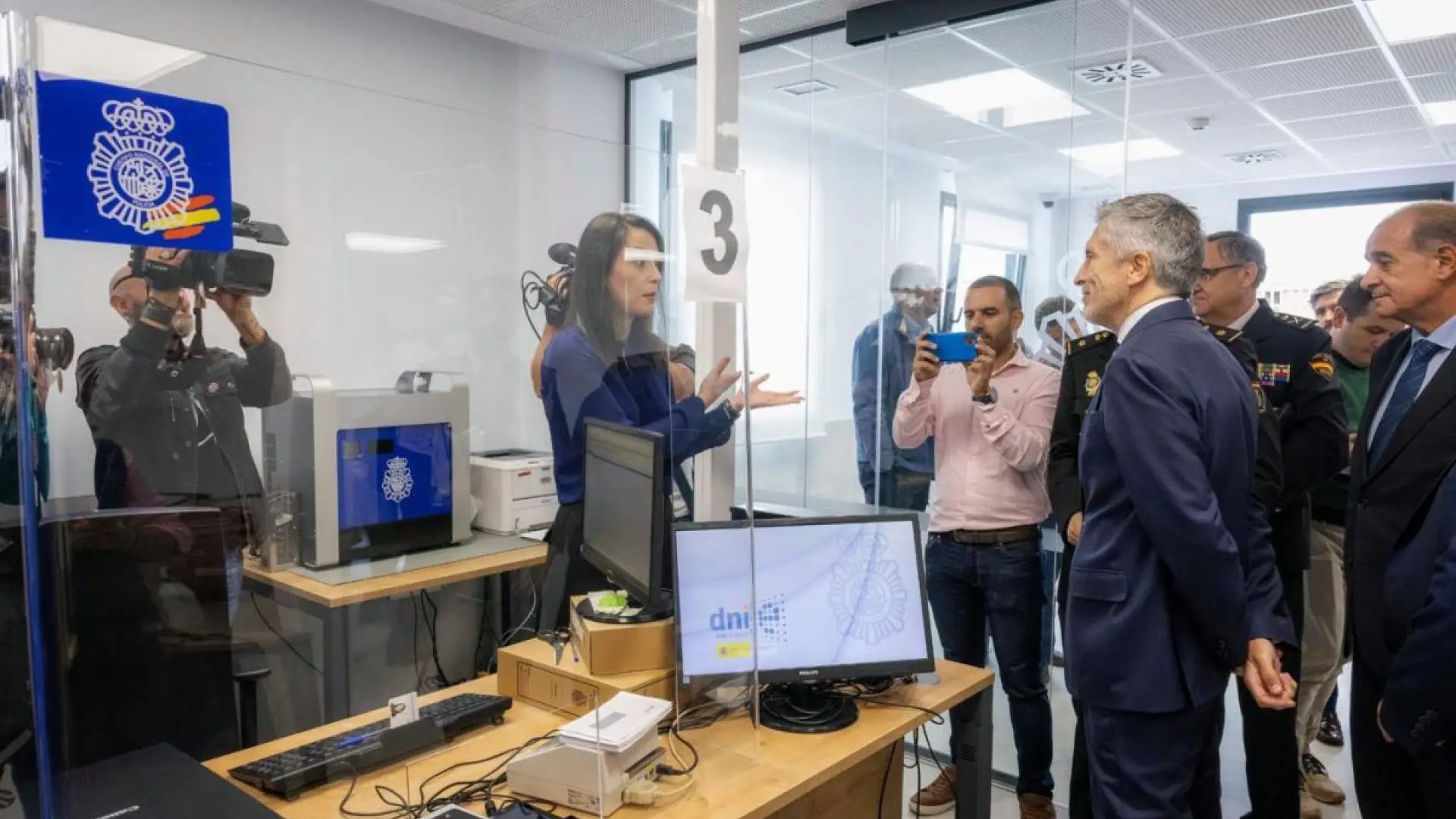 Marlaska visita una unidad de documentación, en una imagen de archivo.Ministerio del Interior/Servimedia.