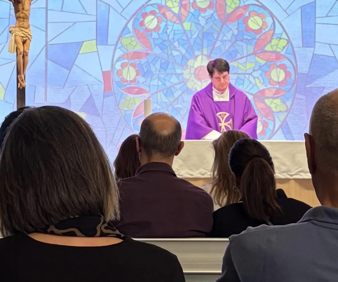 Funeral por Diego Carcedo, en el Tanatorio de Majadahonda (Madrid). Despedimos sus restos al son de las gaitas y el himno de Asturias.jams