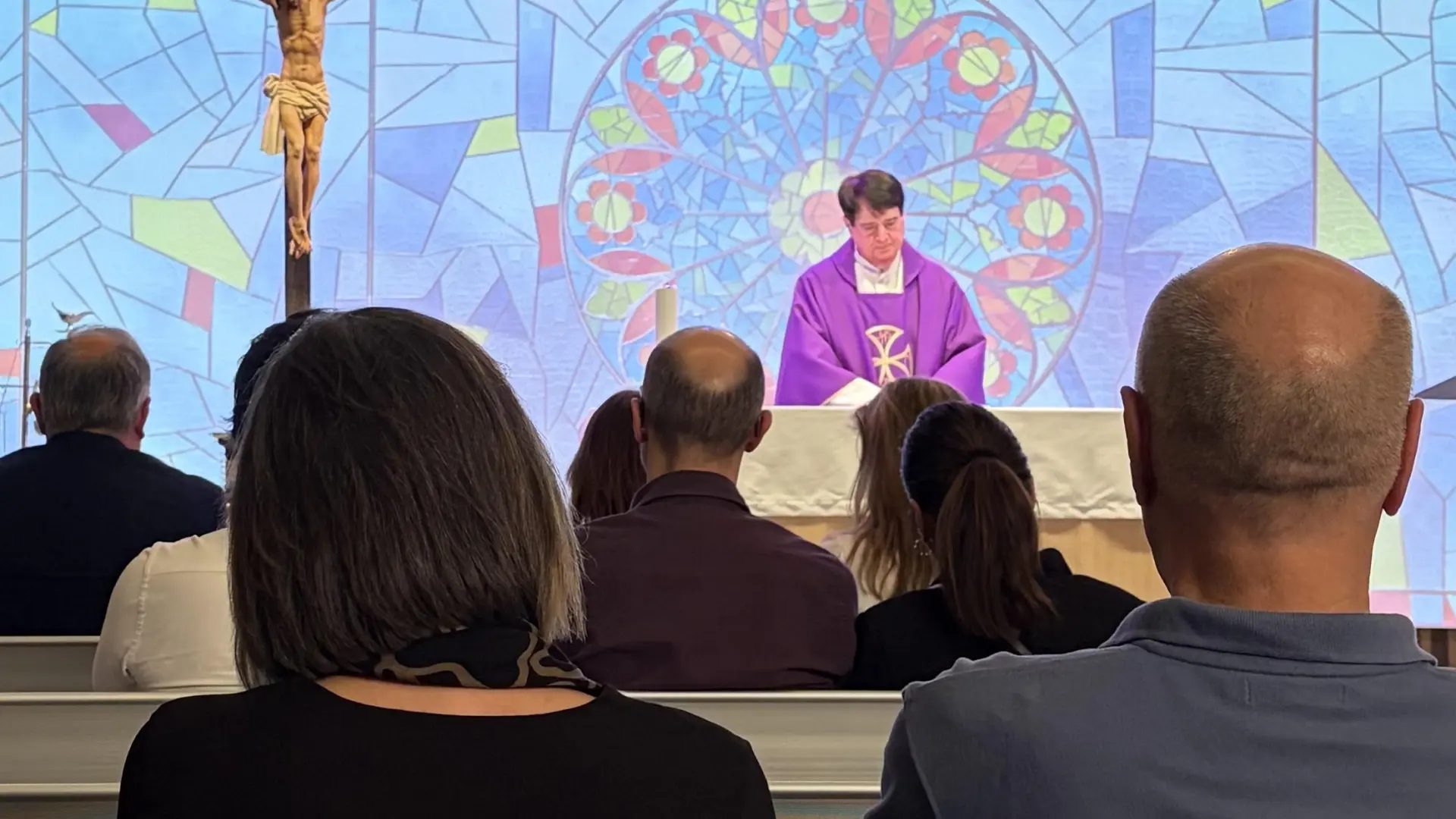 Funeral por Diego Carcedo, en el Tanatorio de Majadahonda (Madrid). Despedimos sus restos al son de las gaitas y el himno de Asturias.jams