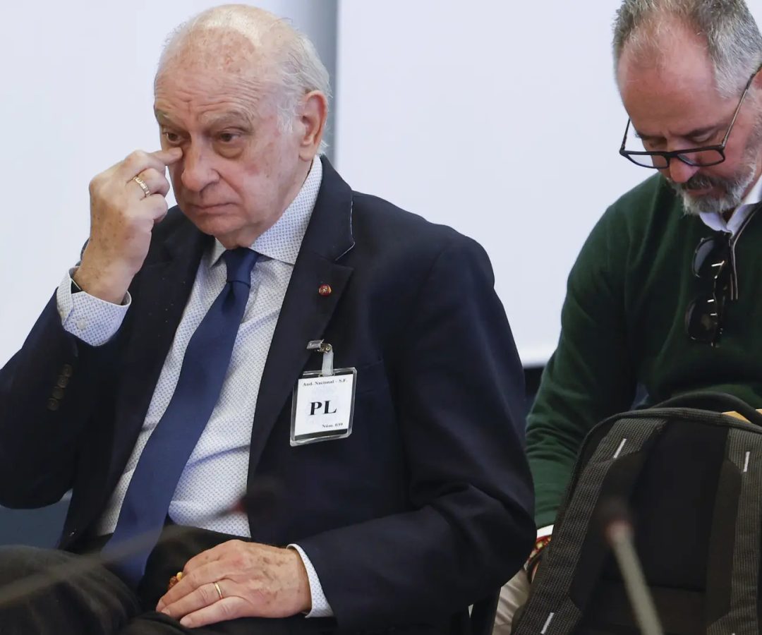 El exministro del Interior con el PP Jorge Fernández Díaz (i), sentado en el banquillo de la Audiencia Nacional en San Fernando de Henares (Madrid)EFE/ Javier Lizon