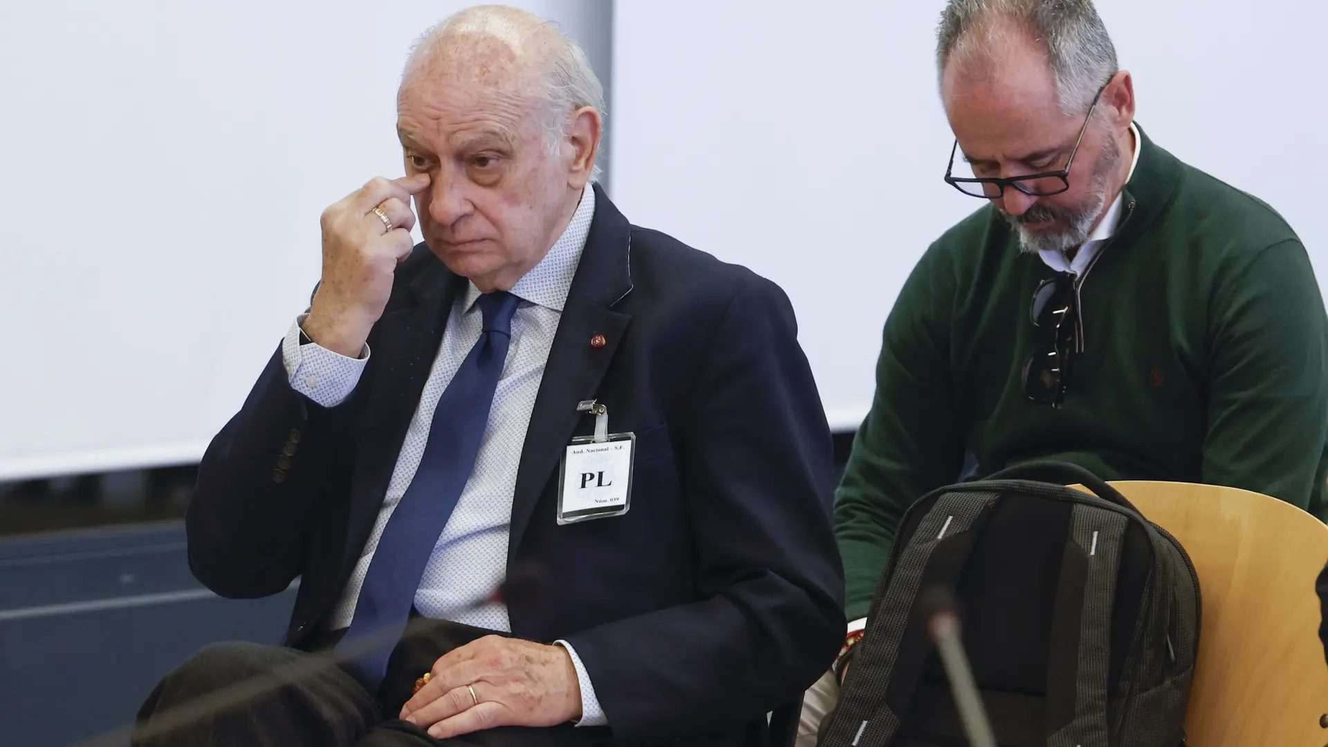 El exministro del Interior con el PP Jorge Fernández Díaz (i), sentado en el banquillo de la Audiencia Nacional en San Fernando de Henares (Madrid)EFE/ Javier Lizon