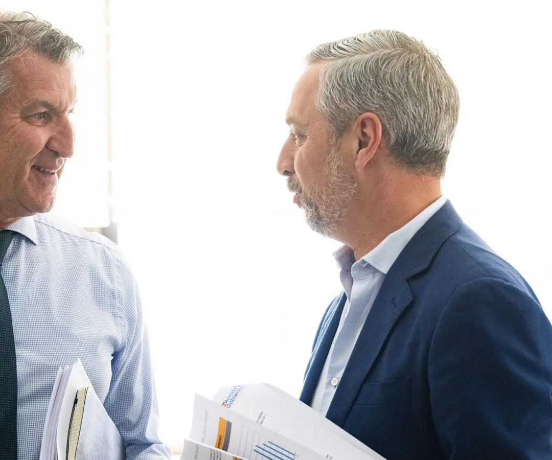 El presidente del PP, Alberto Núñez Feijóo, y el vicesecretario de Hacienda, Vivienda e Infraestructuras, Juan Bravo, antes del Comité de Dirección del PP del 6 de abril de 2026.David Mudarra / PP